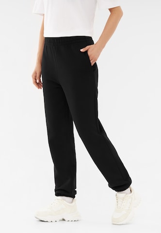 Johnny Urban Tapered Housut 'Owen' värissä musta
