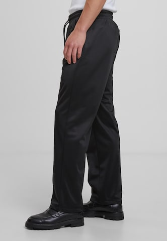 Urban ClassicsLoosefit Hlače 'Pintuck' - crna boja