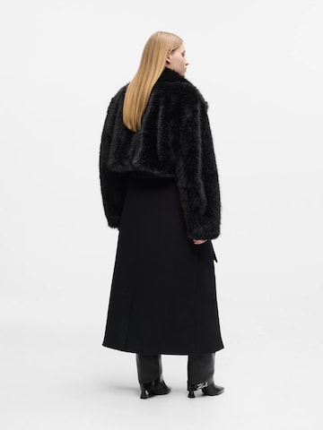 Karl Lagerfeld Välikausitakki värissä musta