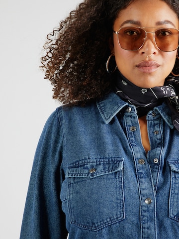 Camicia da donna 'VMCJENNIE' di Vero Moda Curve in blu