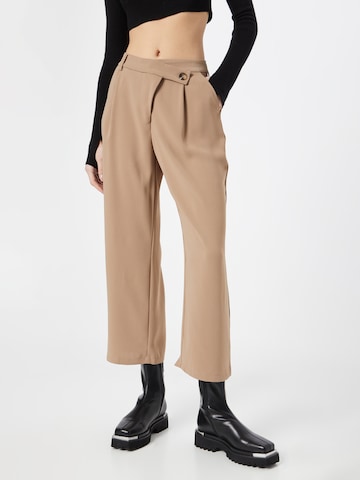 ABOUT YOU Loosefit Kalhoty se sklady v pase – béžová: přední strana