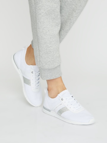 Baskets basses TOMMY HILFIGER en blanc : devant