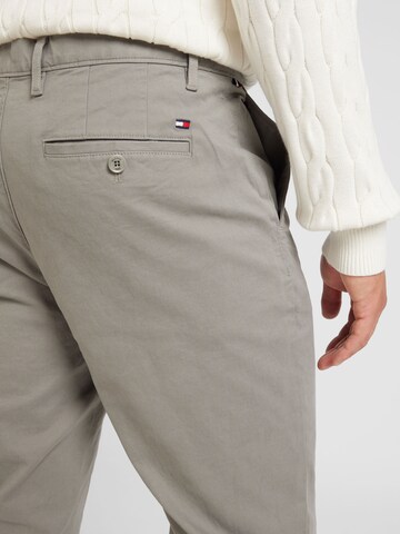 TOMMY HILFIGER - regular Pantalón chino 'DENTON ESSENTIAL' en gris