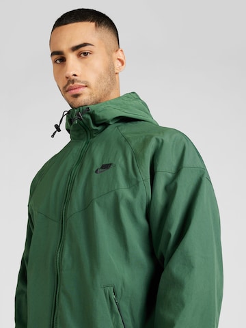 Nike Sportswear Χειμερινό μπουφάν σε πράσινο