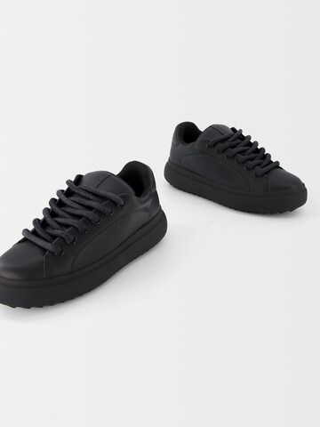 Bershka Sneaker in Schwarz