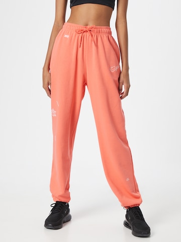 Nike Sportswear Tapered Broek in Oranje: voorkant