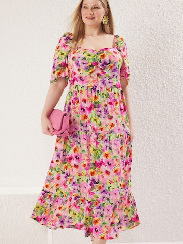 Trendyol CurveHaljina - roza boja: prednji dio