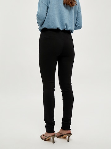 minus Skinny Fit Панталон 'Carma' в черно