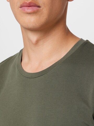 Tricou 'CARLO' de la DRYKORN pe verde