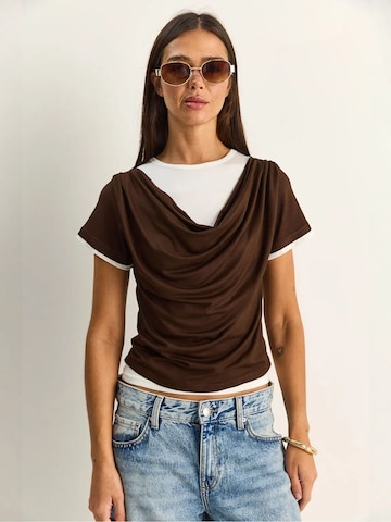 Bianco Lucci - Camisa em castanho: frente