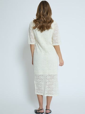 Robe 'Karoline' Peppercorn en blanc