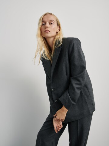 Blazer 'Caya' di ABOUT YOU x Marie von Behrens in grigio: frontale