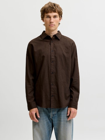 Coupe regular Chemise JACK & JONES en marron : devant