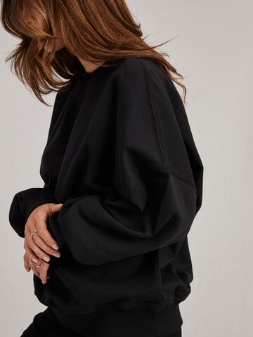 A LOT LESS Sweatshirt 'Rosie' in Black