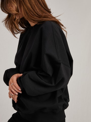 A LOT LESS Sweatshirt 'Rosie' (GOTS) in Schwarz