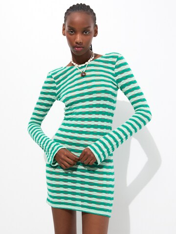 Pull&Bear Kleid in Grün: Vorderseite