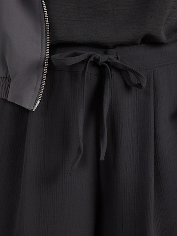 QS - Pierna ancha Pantalón plisado en negro