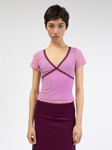 BROKE + SCHÖN Top 'Duo Mesh Shirt mit Spitzendetails' in Pink: front