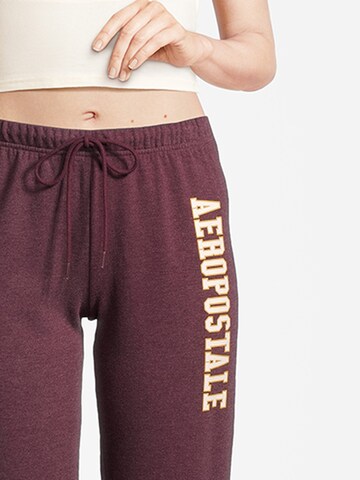 AÉROPOSTALE Tapered Broek in Rood