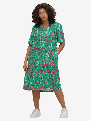 SHEEGO Letní šaty – zelená: přední strana