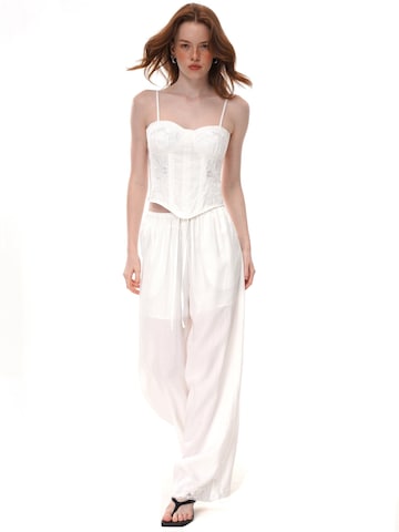 yoligex Top 'White Floral Embroidery Corset Cami Top, Sweetheart Neck Boned Curved Hem Bustier Crop Top' in White