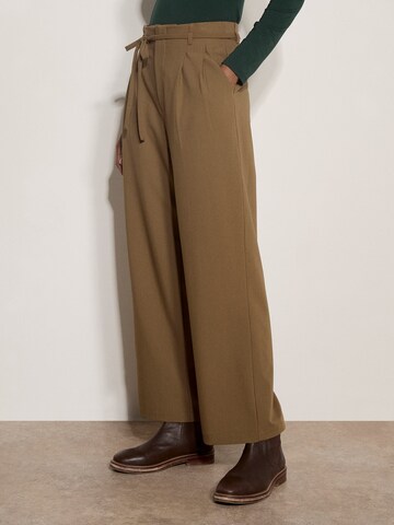 regular Pantaloni ' Bundfaltenhose ' di Apricot in beige