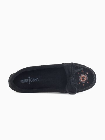 Minnetonka Mokassin 'Me to we' in Schwarz