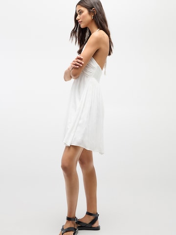 Robe Pull&Bear en blanc