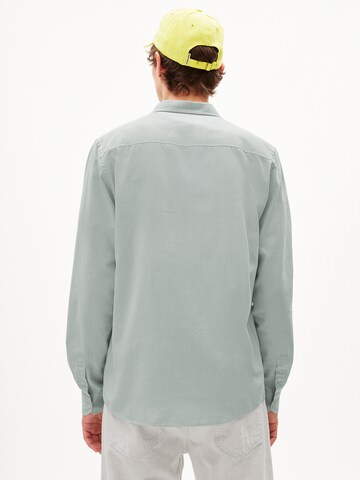 Coupe regular Chemise 'Quasa' ARMEDANGELS en vert