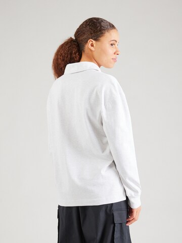 Nike Sportswear - Camiseta 'Essential' en gris
