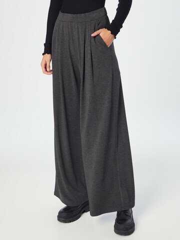 Max Mara Leisure Wide leg Pleat-Front Pants 'GEORGE' in Grey: front