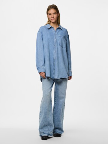 PIECES Blus 'Maisie' i blå