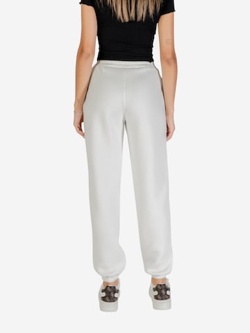 GUESS - regular Pantalón deportivo 'CECILIA SCUBA JOGGER PANTS V4BB13 K7UW2' en blanco