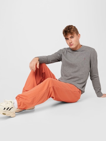 ABOUT YOU Limited - Loosefit Pantalón 'Luis' by Jannik Stutzenberger' en naranja