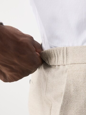regular Pantaloni con piega frontale di Next in beige