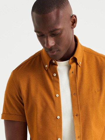ruda WE Fashion Priglundantis modelis Marškiniai