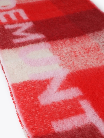 Sciarpa di Lola Casademunt in rosso