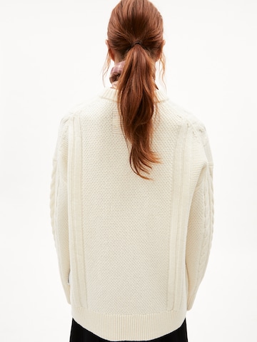 ARMEDANGELS Trui 'BERFINAA CABLE' in Beige: voorkant