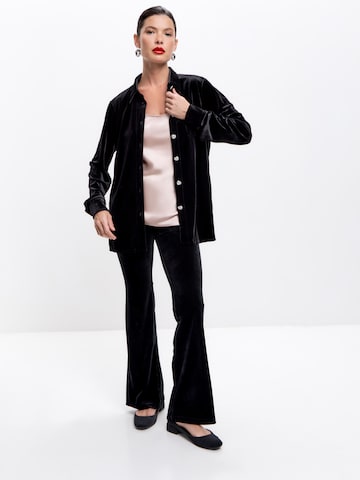 Slimfit Pantaloni 'Velvet flared trousers Petite' di Serena Silueta in nero