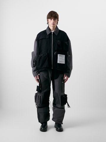 KARL LAGERFELD JEANS Prehodna jakna 'ATELIER' | črna barva: sprednja stran