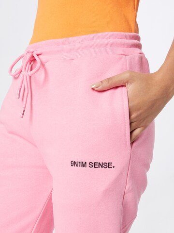 Tapered Pantaloni di 9N1M SENSE in rosa