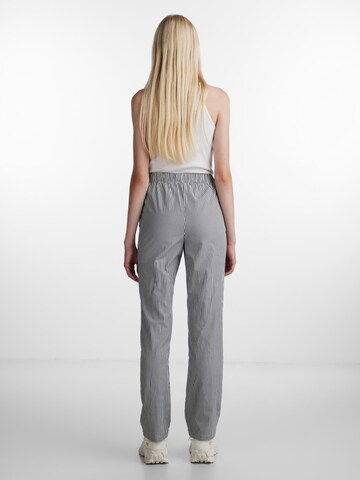 PIECES - Loosefit Pantalón 'HOLLY' en gris