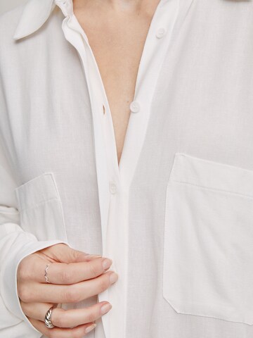 Robe-chemise 'Valeria' A LOT LESS en blanc