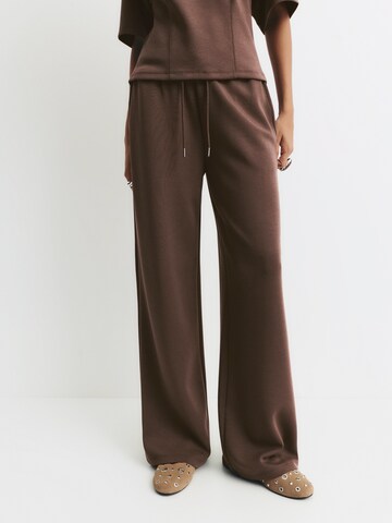 Pull&Bear Wide leg Trousers in Brown: front
