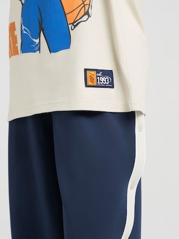 AND1 T-shirt 'On Fire Trash Talk' i beige