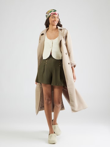 ABOUT YOU Regular Shorts 'Leia' in Grün
