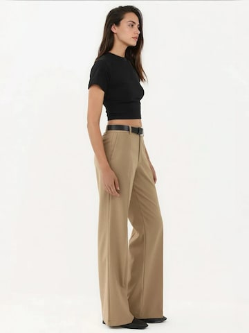 Hiccup - Regular Calças com vincos em bege