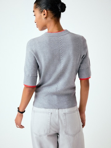 Next Pullover in Grau