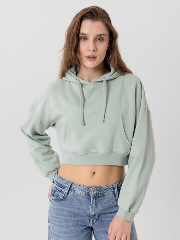 Jacey Quinn Sweatshirt 'Helga' in Grün: Vorderseite