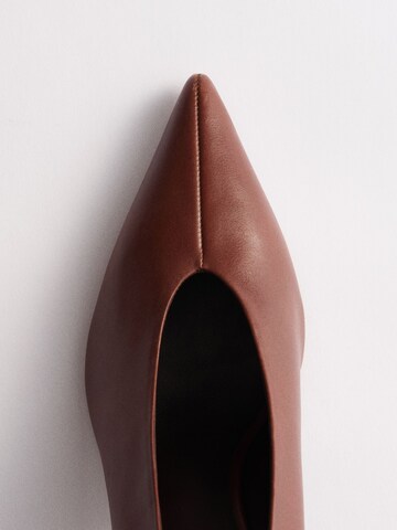 The Set Pumps in Brown